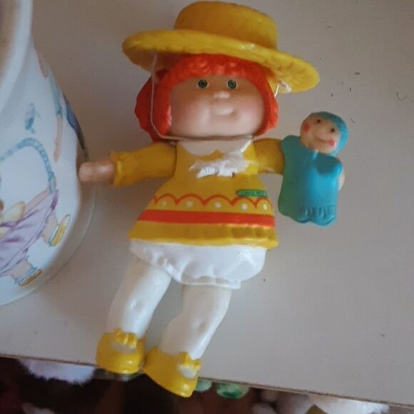 VINTAGE 1984 CABBAGE PATCH KIDS MUG AND FIGURINE - Picture 2 of 3